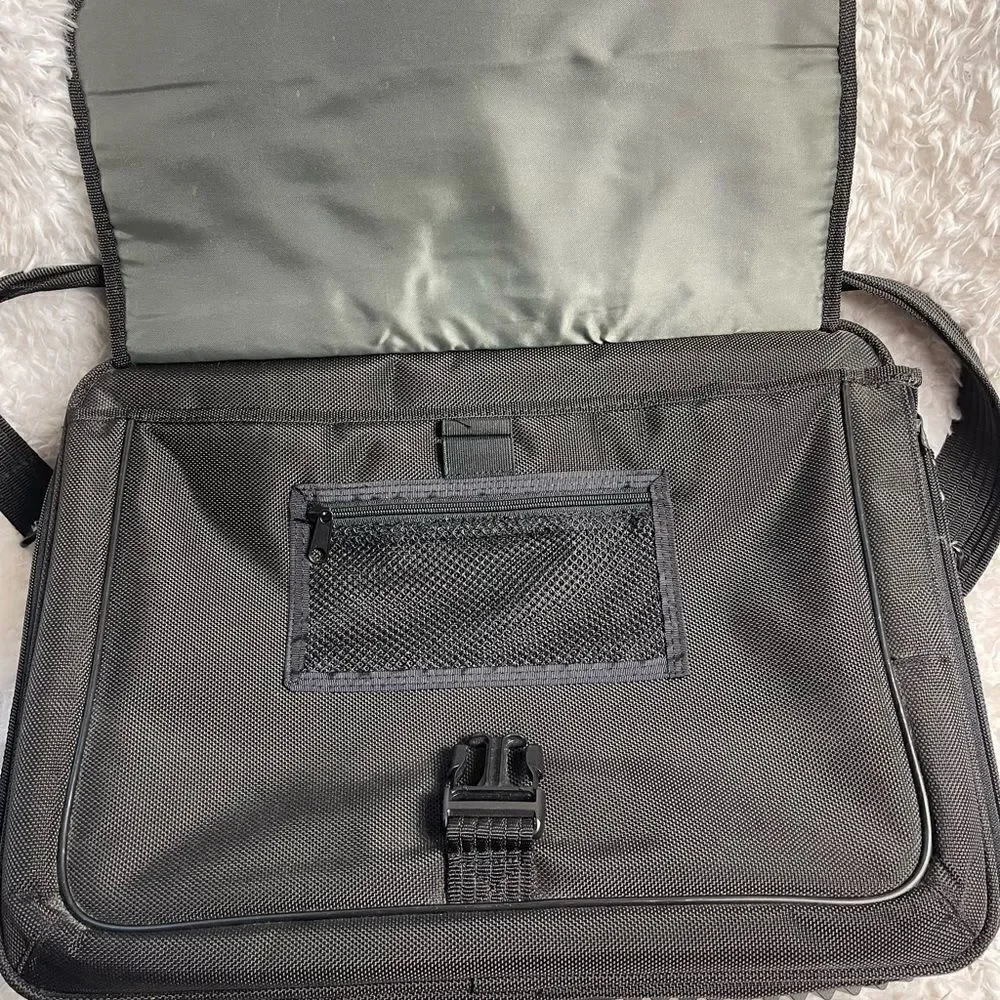 Targus Briefcase / laptop shoulder bag Black and gray Durable Nylon .